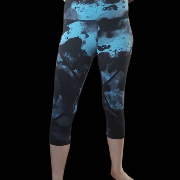 ALO Yoga whisper Capri legging - Picture 11 of 15